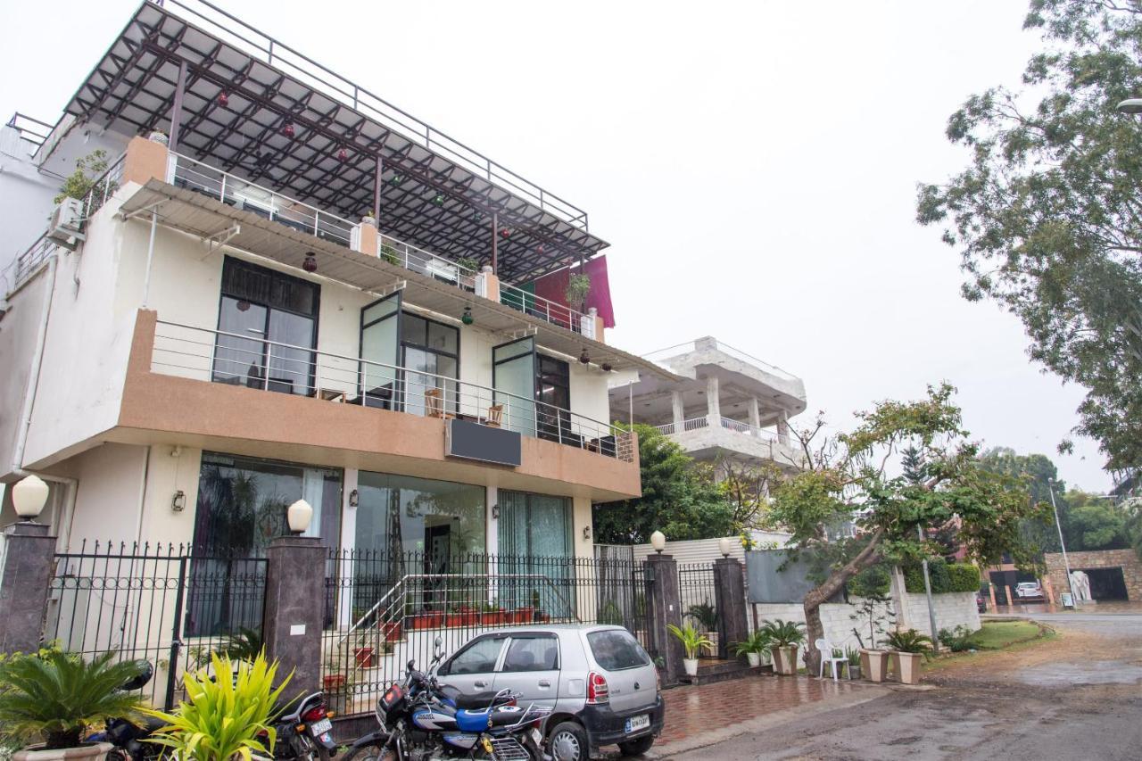 Capital O 11716 Hotel Everest Udaipur Exterior photo